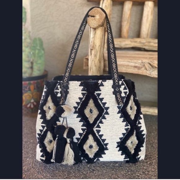 Handbags - ⭐️Gorgeous Large BOHOWeekender Tasseled TOTE